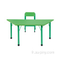 Chaise et table d'enfants de meubles d'usage à la maison de jardin d'enfants